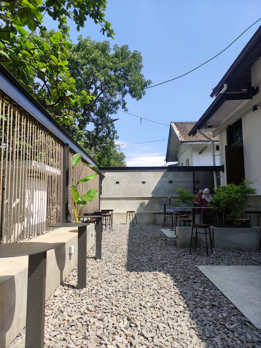 Coffee Shop Tropis Di Tengah Kota Bandung